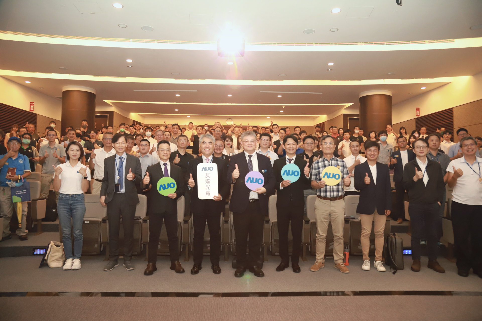 友達光電邀請領域專家共研再生能源發展、電力需求及建築物減碳等議題進行交流，盼共擘綠色永續生態圈的嶄新契機