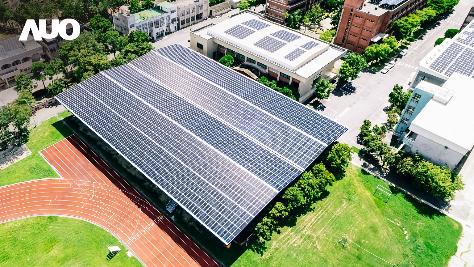 友達SunSteel光電整合型浪板具備快速安裝、輕量化優勢，可提升15%發電效能，通過國際IEC與國內VPC認證安全、防漏、耐候標準