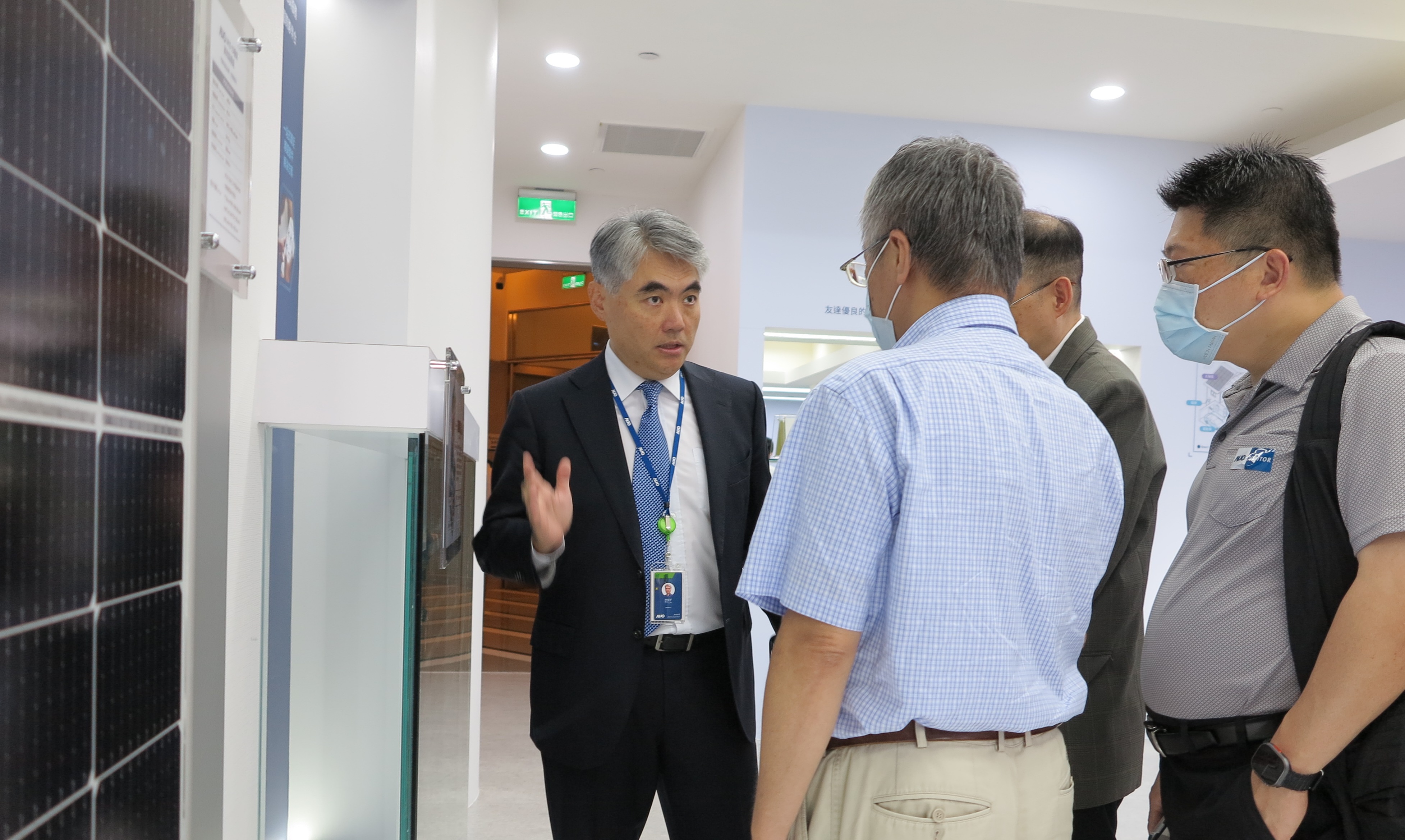 友達光電能源事業群總經理林恬宇分享友達落實太陽能建築一體化目標，協助企業邁向能源轉型的高效能低碳解方。