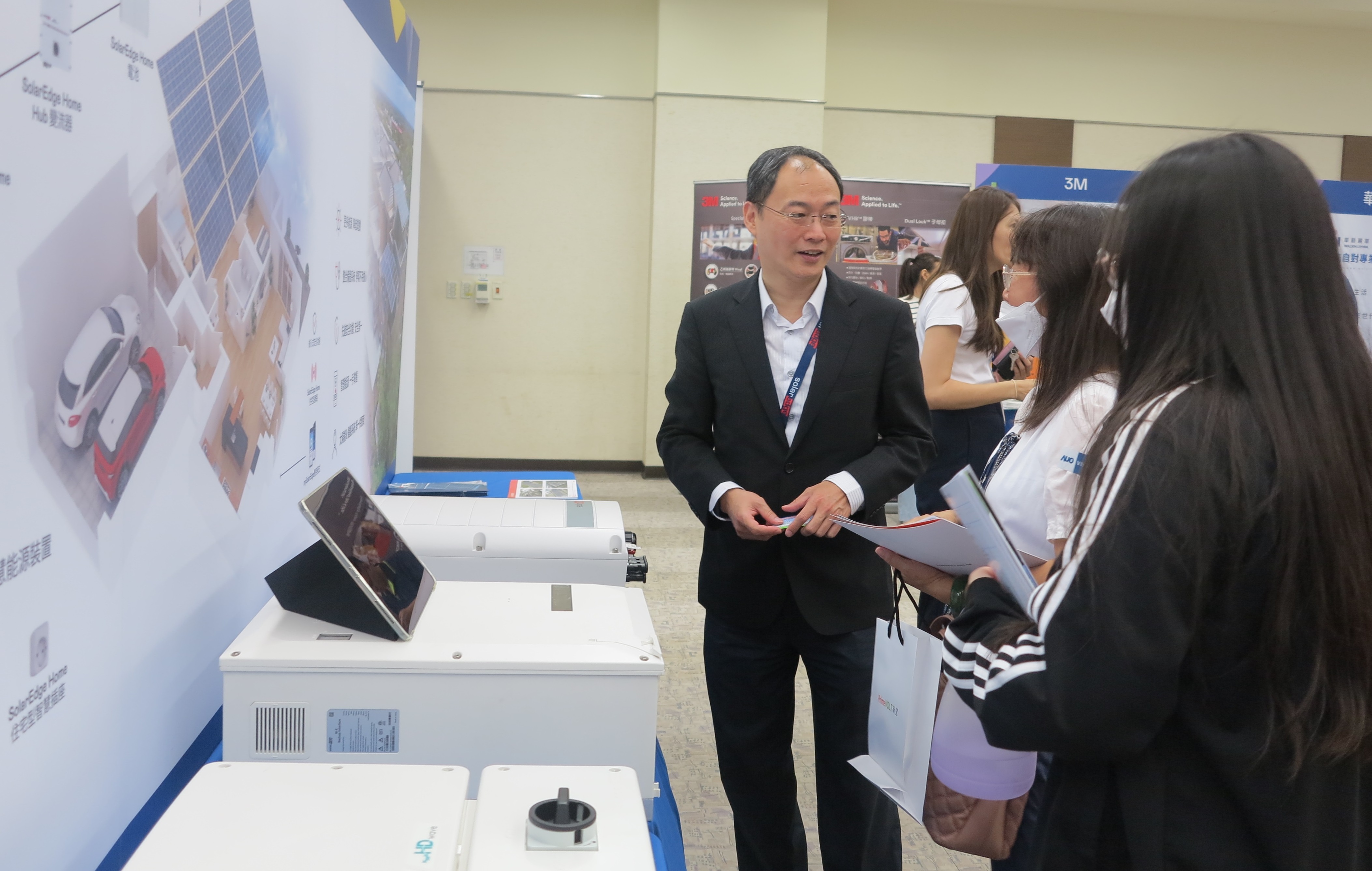 透過研討會產學界緊密交流與分享，提升參與人員借鏡及加深低碳概念，提升綠色能源產業之韌性。