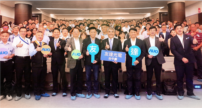 友達以太陽能解決方案領航者，跨足建築領域，4日在台中廠區舉辦「光電建築一體化研討會」，邀請產業先驅共同推動綠化，打造新一代智慧綠建築。